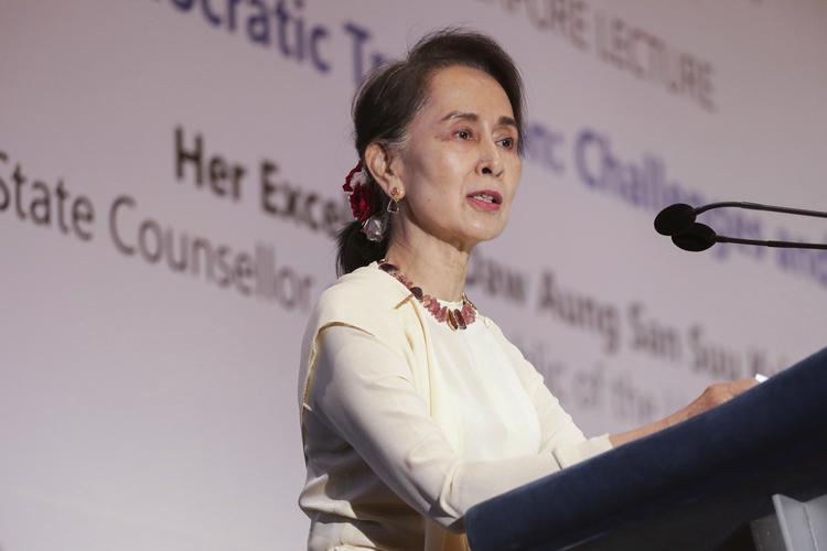 Aung San Suu Kyi talte tirsdag i Singapore. Don Wong/AP