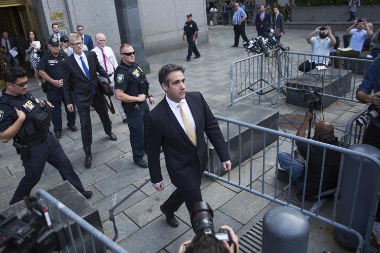 Michael Cohen forlader retten i New York efter blandt andet at have sagt, at Trump instruerede ham i ulovligheder. 
   Kevin Hagen/AP