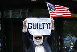 »skyldig«, står der på demonstrant Bill Christesons skilt, da da den dommen falder over Trumps tidligere kampagnechef, Paul Manafort. Han er kendt skyldig i alvorlig økonomisk kriminalitet. Jacquelyn Martin/AP