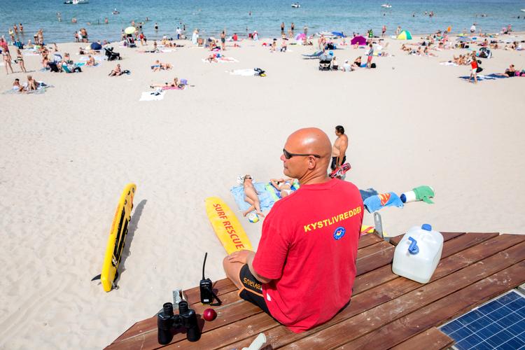 Livredder John Heine Mogensen har denne sommer arbejdet i tårnet på Hornbæk Strand. Forældre er gennem årene blevet mere opmærksomme på deres børn ved og i vandet, siger han. Andreas Haubjerg/POLFOTO