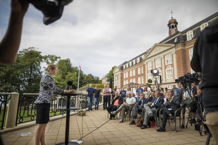 Mette Frederiksen mødte pressen i forbindelse med, at Socialdemokratiet afholdt sommergruppemøde på Hotel Koldingfjord. Frem for at vente på spørgsmål fra journalisterne om splittelsen i rød blok, tog Mette Frederiksen fra starten tyren ved hornene.   Frank Cilius/Ritzau Scanpix