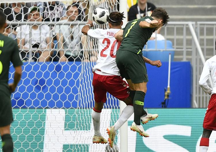 Det var i denne situation, at den spanske dommer mente, at Yussuf Poulsen begik straffespark i Danmarks VM-kamp mod Australien ved at have hånd på bolden.
    Denmark's Yussuf Yurary Poulsen playes the ball with his hand during the group C match between Denmark and Australia at the 2018 soccer World Cup in the Samara Arena in Samara, Russia, Thursday, June 21, 2018. (AP Photo/Martin Meissner)
   Martin Meissner/AP
