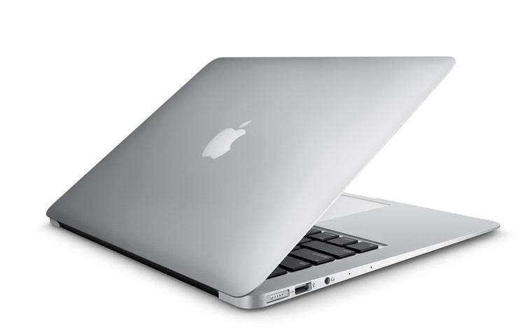 Apples billigste bærbare computer, MacBook Air (bill.) bliver efter alt at dømme kraftigt opdateret om blot få uger, men til nogenlunde samme pris som nu. Det er altså en god idé at udsætte eventuelle planer om køb af en Apple-bærbar (Foto: Apple). 