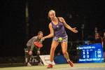 Her ses Clara Tauson på vej mod en knusende 6-0, 6-0-sejr over Hannah Viller Møller ved et show-arrangement i foråret i Parken. 
   Sommer Jan/POLFOTO