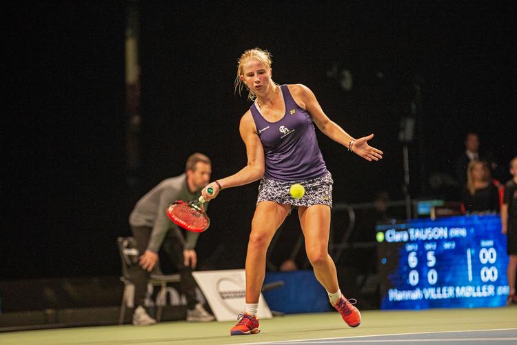 Her ses Clara Tauson på vej mod en knusende 6-0, 6-0-sejr over Hannah Viller Møller ved et show-arrangement i foråret i Parken. 
   Sommer Jan/POLFOTO