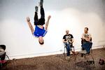 Mathias Gulbæk søgte job hos trampolincenteret BOUNCE ved blandt andet at speeddate sine to potentielt kommende chefer og derefter vise dem sine parkour-evner. Jacob Ehrbahn/POLFOTO