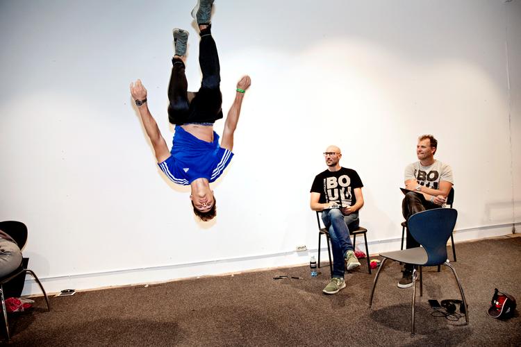 Mathias Gulbæk søgte job hos trampolincenteret BOUNCE ved blandt andet at speeddate sine to potentielt kommende chefer og derefter vise dem sine parkour-evner. Jacob Ehrbahn/POLFOTO