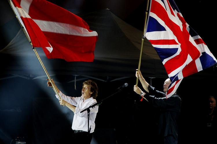 Her ses Paul McCartney under sin koncert på Roskilde Festival i 2015. Med dansk flag i hånden, ovenikøbet. Arkivfoto Thomas Borberg