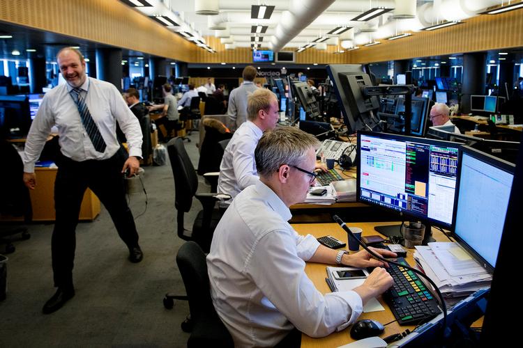 Hvis du vælger aktiv forvaltning af din investering - hvor porteføljemanagere som her hos Nordea køber og sælger værdipapirerne - kommer du til at betale betydeligt mere, end hvis du vælger passiv forvaltning, hvor aktierne udvælges efter et indeks. Finn Frandsen/POLFOTO