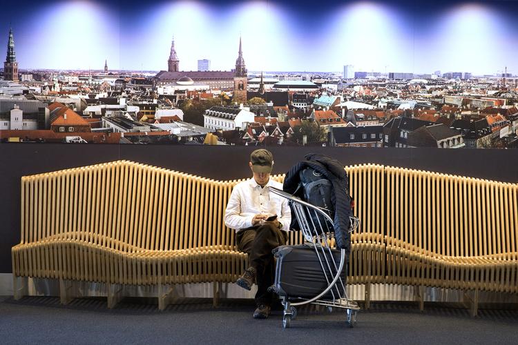 Godt nok ligger lufthavnen i København, men ofte foregår kommunikationen på engelsk. Det blev en læserbrevsskribent meget vred over, selv om han sagtens behersker engelsk.   Arkivfoto Finn Frandsen
