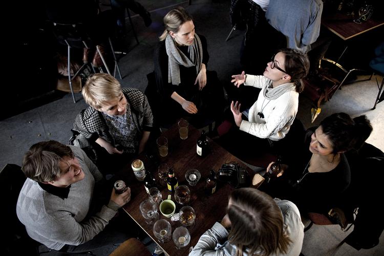 Alkohol er en fast bestanddel af den måde, vi omgås socialt på. Men bliver forbruget dagligt, er det livsfarligt. Joachim Adrian/POLFOTO