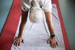 Helt stille yoga kan få travle mennesker til at finde ro. I sin nye bog om restorativ yoga viser den svenske yogainstuktør Ulrica Norberg hvordan. Arkivfoto Louise Herrche Serup/POLFOTO
