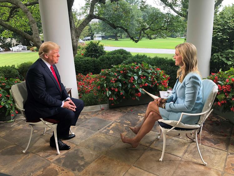 "Hvis Hillary Clinton var blevet præsident, ville vi have fået negativ økonomisk vækst", sagde Donald Trump blandt andet i et eksklusivt tv-interview til Fox News torsdag, hvor han kommenterer på en eventuel rigsretssag.
    /AP