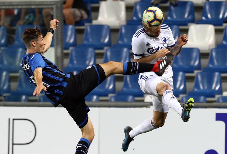 Som sine holdkammerater måtte Nicolai Boilesen ofre sig i duellerne, men det lykkedes at holde  Marten de Roon og Atalanta fra at score. Elisabetta Baracchi/AP