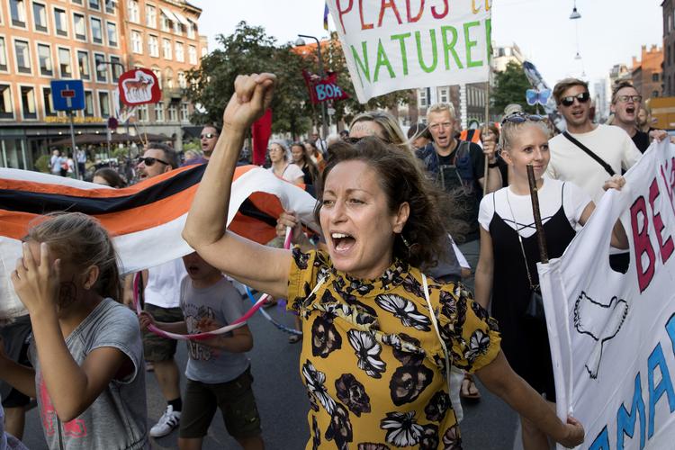 Et stort antal mennesker deltog i demonstrationen, der skal få politikerne til at afholde sig fra at bygge boliger på Amager Fælled. Finn Frandsen/POLFOTO