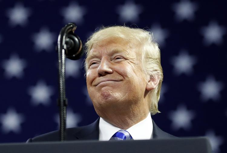 Trump modtager hyldesten fra sine tilhængere ved et vælgermøde i West Virginia samme dag, hans tidligere personlige advokat tilstod at have påvirket valget og modtaget instruks om det fra Trump og hans tidligere kampagnechef blev dømt for økonomisk kriminalitet.  
    In this Aug. 21, 2018 photo, President Donald Trump pauses while speaking during a in Charleston, W.Va.  Trump assailed longtime personal attorney Michael Cohen for making a plea deal in an interview that aired Thursday, accusing his former fixer of “flipping” and arguing “it almost ought to be illegal.”  (AP Photo/Alex Brandon)
   Alex Brandon/AP