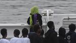 Migranter kigger ind mod land ombord på redningsbåden Diciotti i hanen i Catania på Sicilien, hvor skibet har ligget siden i mandags. Salvatore Cavalli/AP