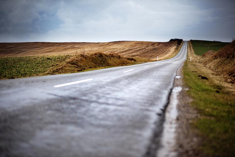 En væsentlig del af de ulykker, der koster cyklister livet, sker på vejene uden for byerne, hvor ofrene køres ned bagfra. Magnus Holm/POLFOTO
