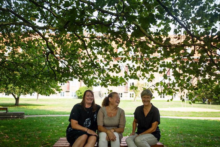 Anne-Marie Skipper, Annette Dahl og Hanne Nielsen arbejder i administrationen på Sundhedscenter Odsherred, hvor ideen er, at sundhedsydelserne skal tilbydes tæt på borgeren. Therese Jægtvik/POLFOTO