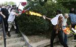 Da en nynazist 12. august sidste år kørte sin bil ind i fredelige demonstranter, udbrød optøjer i Charlottesville. Præsident Trumps tale bagefter om brådne kar på begge sider fik en hård medfart. Og CNNs kommentator ser hans linje fra Charlottesville med at beskytte hvide mennesker fortsætte til det afrikanske kontinent.  Arkivfoto: Steve Helber