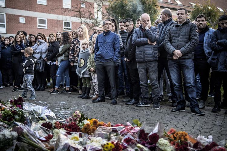 Mange mødte frem, da der blev holdt en m
Mindehøjtidelighed efter drabet på 16-årige Servet Abdija i oktober sidste år. 
  
   Jakob Jørgensen/POLFOTO