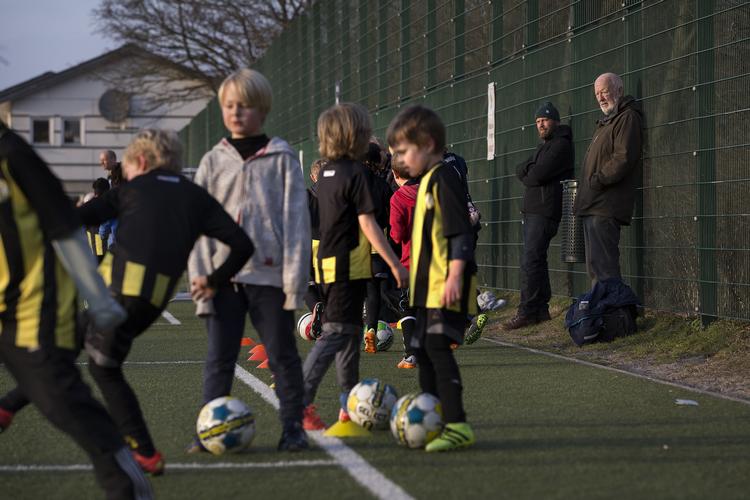 
    En gruppe børn spiller på holdet U8 i Frederiksberg Boldklub. Klubben kræver to forældre som trænere for at starte et børnehold. Forening, foreningsliv, frivillige, frivilligt arbejde, træning, motion, sport. 
   Arkivfoto: Finn Frandsen
