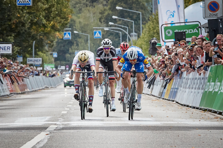 Maximilian Schachmann (th) presser sig over stregen som vinder af 2. etape i Deutschland Tour foran Matej Mohoric, mens Tom Dumoulin snupper tredjepladsen. Foto: Isaak Papadopolous. 