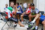 Michael Mørkøv Ii midten i dannebrogstrikoten) skæver til verdensmesteren Peter Sagan, mens Elia Viviani i den italienske mesterskabstrøje gør sig klar til præsentationen inden starten på Vuelta a España. Yderst til venstre ses Kasper Asgreen. (Foto: Getty Imgaes. 