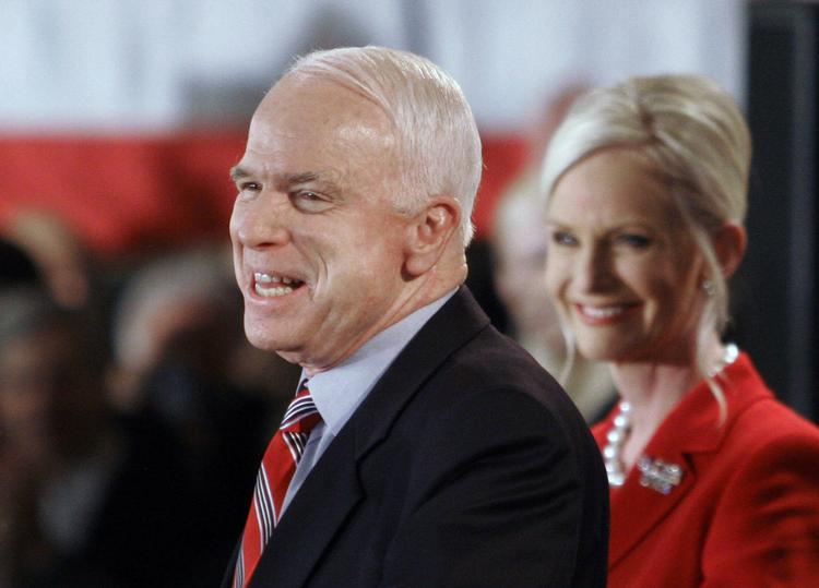Den 81-årige amerikanske senator, John McCain, har indstillet sin kræftbehandling. Ifølge familien har han ikke langt igen. McCain har i over et år lidt af en aggressiv form for kræft i hjernen.  Bill Sikes/AP