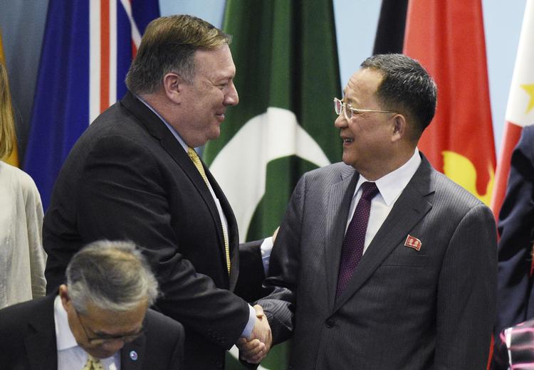 Den amerikanske udenrigsminister, Mike Pompeo, mødes med Nord Koreas udenrigsminister, Ri Yong-h i begyndelsen af august i Singapore. Nu har Trump bedt Pompeo aflyse sin forestående tur til den koreanske halvø.  Joseph Nair/AP
