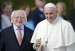 Pave Frans sammen med den irske præsident Michael D. Higgins. Peter Morrison/AP