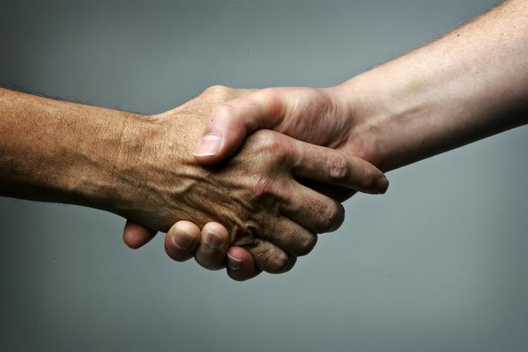 Ifølge Dansk Folkeparti og Konservative er der kun én accepteret måde at hilse på, hvis man skal have lov til at kalde sig dansk og opnå dansk statsborgerskab: Man skal give hånd.  Jens Dresling/POLFOTO