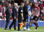 Pierre-Emile Højbjerg fik det røde kort, da han forsøgte at filme sig til et straffespark. Steven Paston/AP