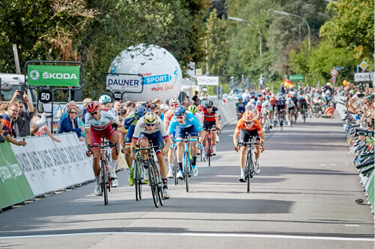 Matej Mohoric sejrer sikkert på 3. etape i Deutschland Tour, mens Nils Politt (tv) ærgrer sig over at være blevet besejret. Foto: Isaak Papadopolous. 