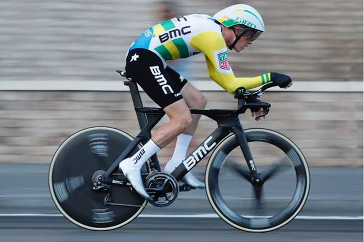 Rohan Dennis for fuld fart på vej mod sin triumf på den indledende enkeltstart i Vuelta a España. Foto: Unipublic/Luis Angel Gomez. 