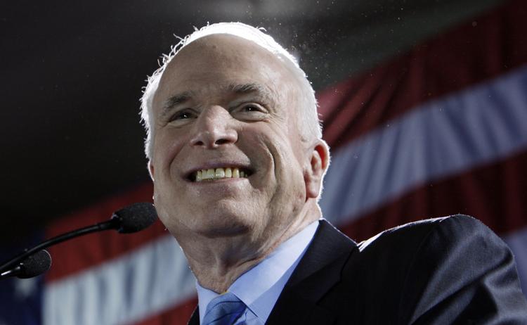McCain led i over et år af en aggressiv form for kræft i hjernen, og fredag oplyste hans familie, at han havde valgt at indstille behandlingen. Nu er han død. Charles Dharapak/AP