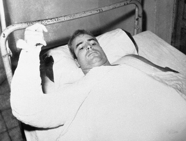 Et udateret billede taget af John McCain , mens han var i fangenskab i Vietnam, hvor hans fly blev skudt ned i 1967 og han blev taget til fange.
     /AP