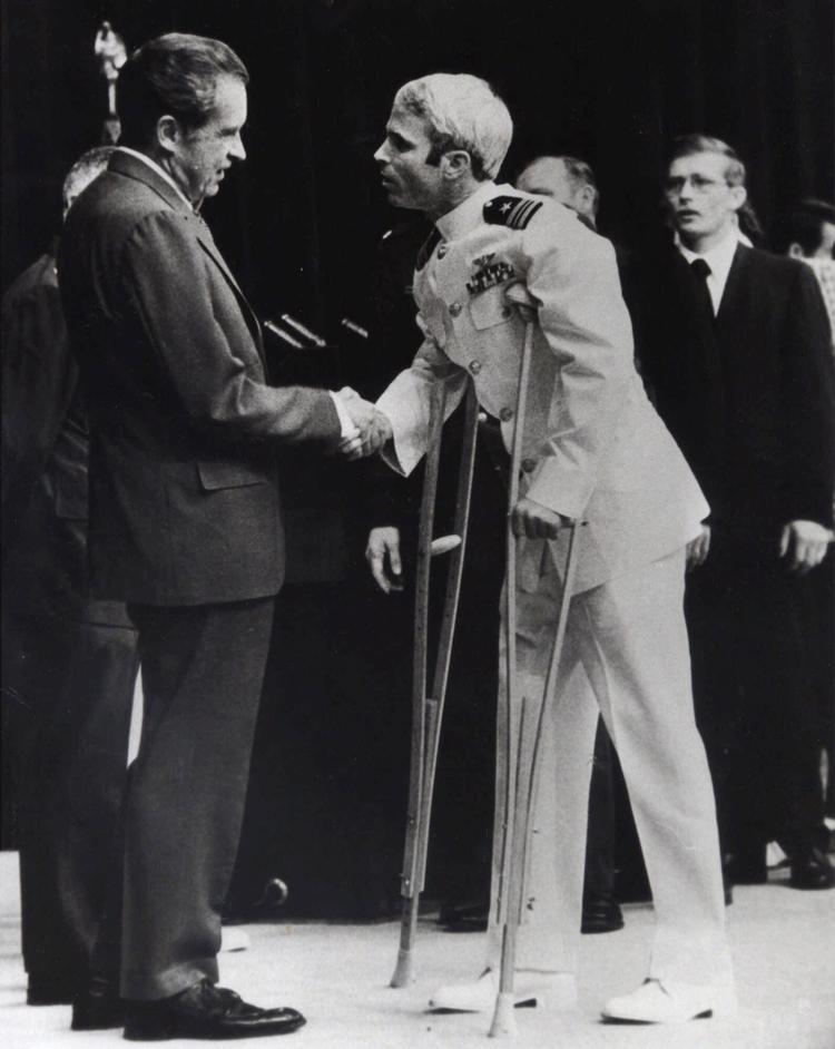 25. maj 1973 blev John McCain modtaget af daværende præsident  Richard Nixon efter sin løsladelse fra fangenskab i Vietnam. Harvey Georges/AP