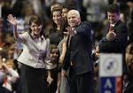 John McCain udnævnte i 2008 Sarah Palin til sin vicepræsidentkandidat. Det var kontroversielt og blev efterfølgende af mange set som medvirkende til, at han tabte præsidentvalget til Barack Obama. Charlie Neibergall/AP