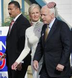 John McCain sammen med sin hustru, Cindy, i 2008. David Kadlubowski/AP