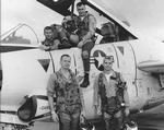 En ung John McCain (nederst til højre) fotograferet sammen med sine soldaterkammerater i 1965. Handout/Ritzau Scanpix