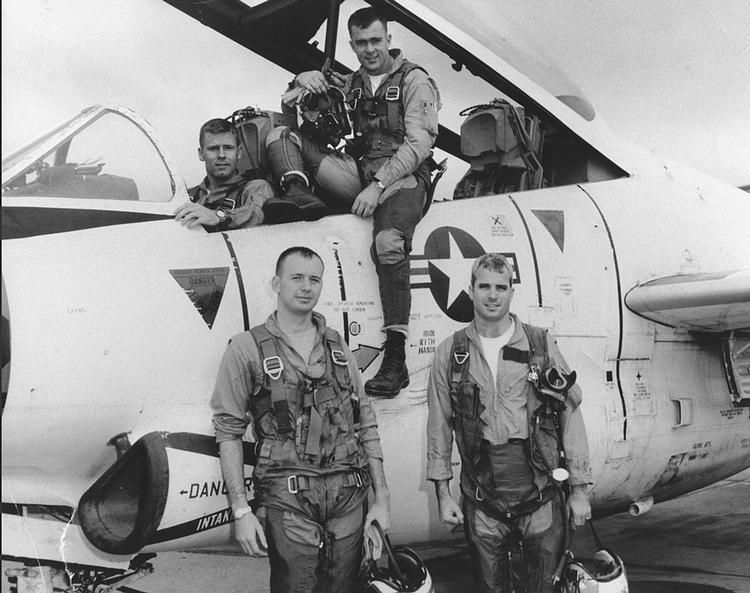 En ung John McCain (nederst til højre) fotograferet sammen med sine soldaterkammerater i 1965. Handout/Ritzau Scanpix