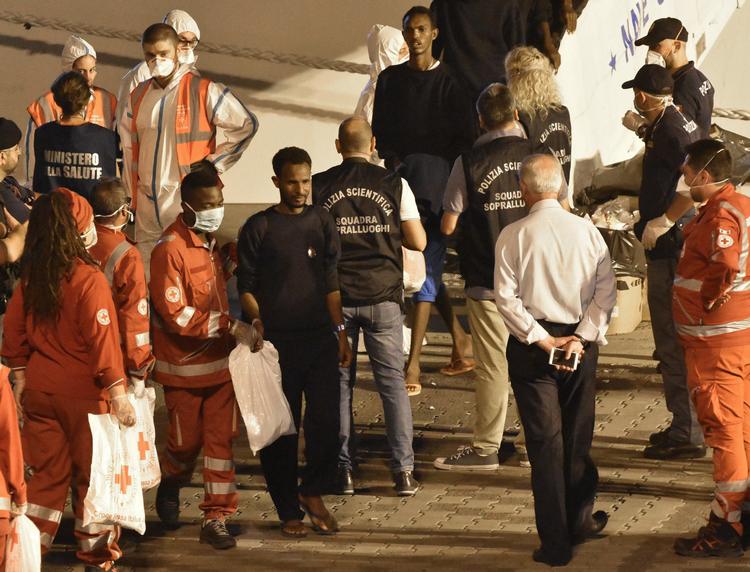 Flygtninge og migranter kan efter ti dage forlade det italienske skib 'Diciotti'. Orietta Scardino/AP