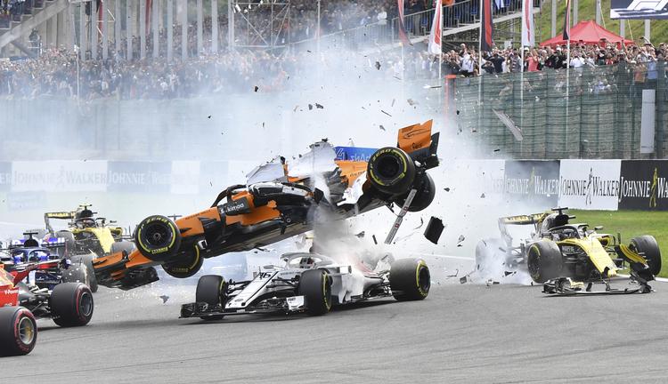  Fernando Alonsos bil fik en flyvetur få sekunder efter starten.  Geert Vanden Wijngaert/AP