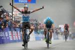 Michael Valgren må bøje sig for belgieren Oliver Naesen i spurten i WorldTour-løbet Bretagne Classic, mens vinderens landsmand Tim Wellens er distanceret på tredjepladsen. Foto: Bettiniphoto. 