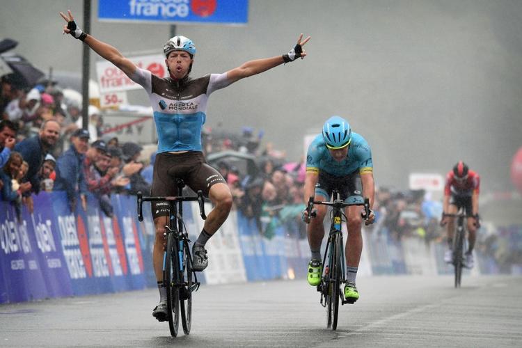 Michael Valgren må bøje sig for belgieren Oliver Naesen i spurten i WorldTour-løbet Bretagne Classic, mens vinderens landsmand Tim Wellens er distanceret på tredjepladsen. Foto: Bettiniphoto. 