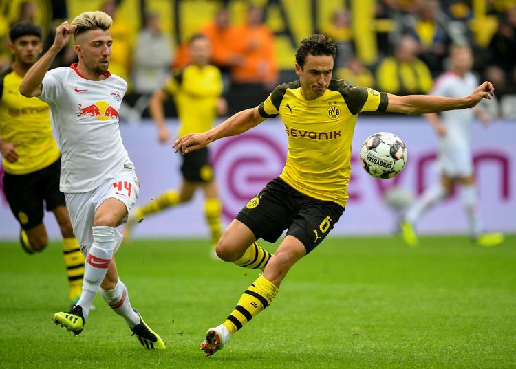 Også i sin anden kamp for Borussia Dortmund vandt Thomas Delaney (th.). Sascha Schuermann/Ritzau Scanpix