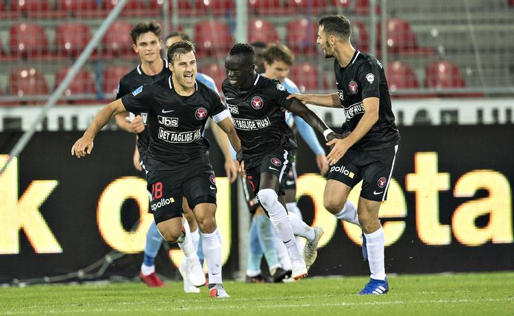 Til allersidst i første halvleg scorede Awer Mabil (i midten) kampens første mål. Claus Fisker/Ritzau Scanpix