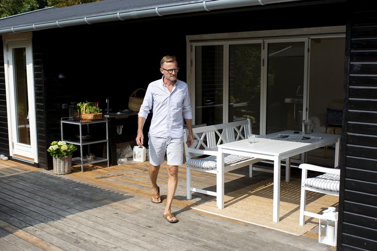  Jesper Lykking har udbygget sit sommerhus i Rågeleje og derfor er blevet ramt af de nye og stramme låneregler der fra årsskiftet skubber boligejere over i mere sikre lånetyper.  Andreas Haubjerg/POLFOTO