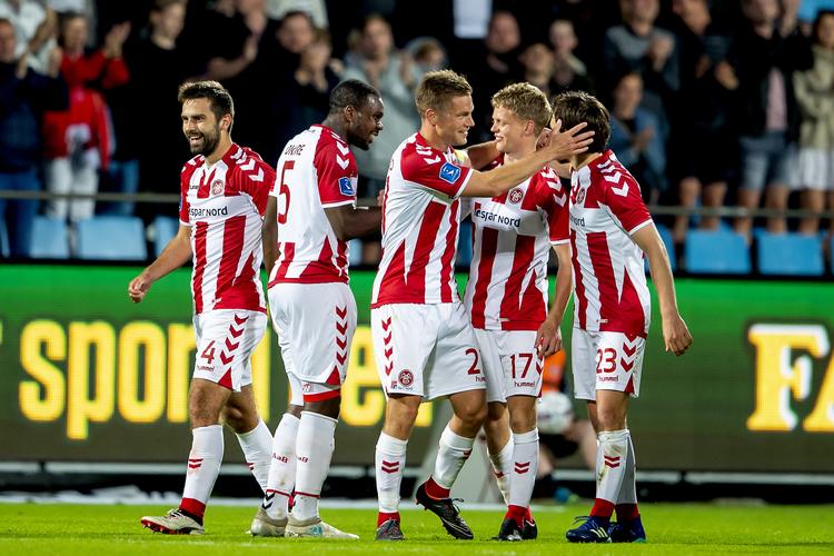 Kasper Risgård, der har scoret 35 superligamål for AaB, ønsker her Kasper Kusk tillykke med en scoring mod FCK i en hjemmekamp i Aalborg, hvor AaB i aften tager imod Esbjerg.
   Schütze René/Fotograf René Schütze